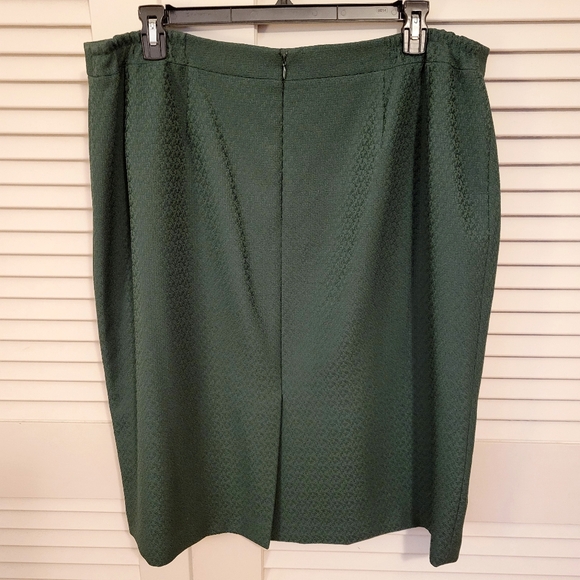 John Meyer Collection Women's 2-Piece Suit, size 20W Dark Green Jacket, Skirt - Picture 3 of 8